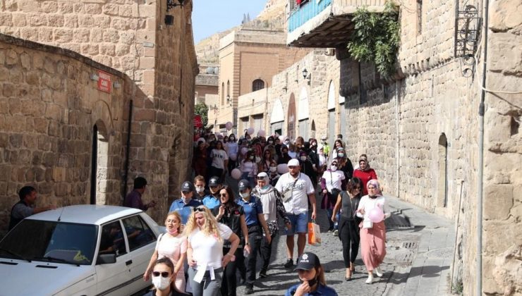 Meme kanserine dikkat çekmek için yürüyüş yapıldı