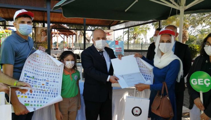 Mersin’de ’okul geçidi’ görevlilerine sertifikaları törenle verildi