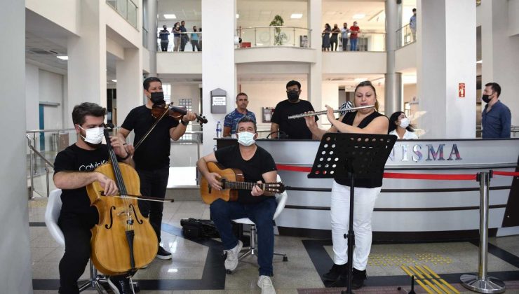 Mesaiye mini konserle başladılar