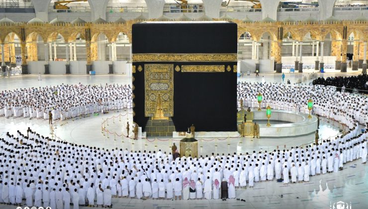 Mescid-i Haram’da sosyal mesafesiz ilk namaz kılındı