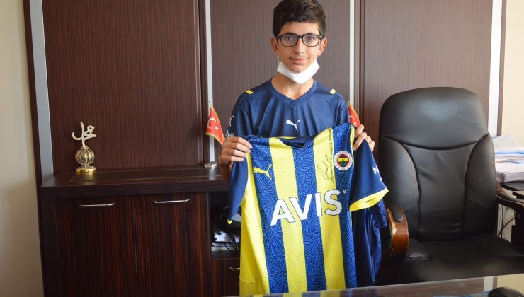 Mesut Özil’in imzalı forması yangınzede Devran’ı mutlu etti