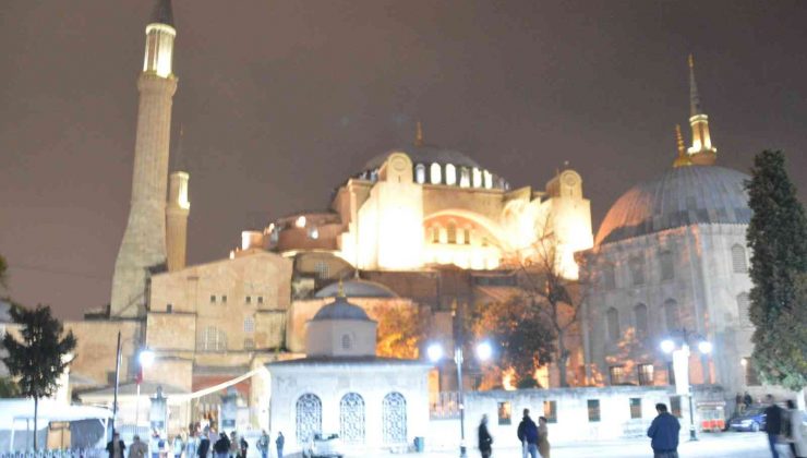 Mevlit Kandili’nde vatandaşlar Ayasofya-i Kebir Cami-i Şerifi’ne akın etti
