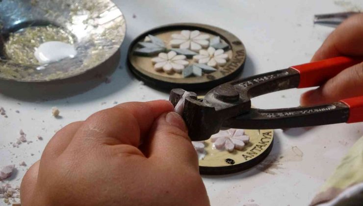 Mikro mozaikler takı ve çantalarda hayat buluyor