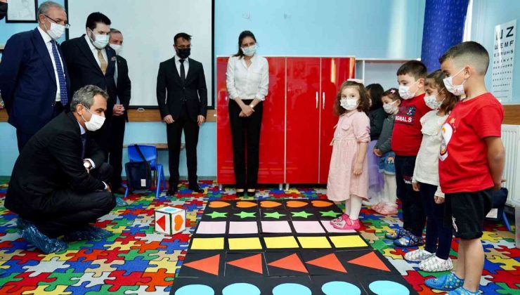 Milli Eğitim Bakanı Özer, öğrencilerle satranç oynayıp kitap okudu