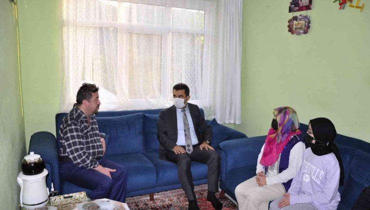 Milli Eğitim Müdürü velileri ziyaret etti