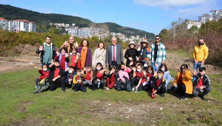 Minikler kazı yapıp buldukları eserleri müzeye teslim etti