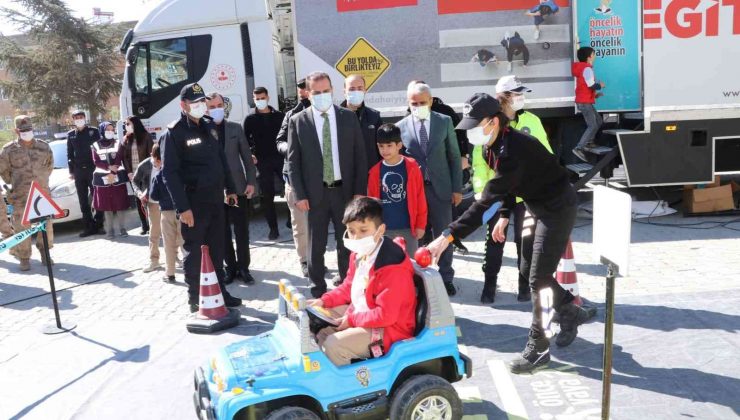 Mobil trafik eğitim tırı Hakkari’de