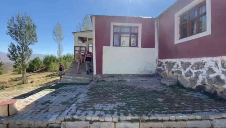 Muradiye’de ruhsatsız silah ve kaçak sigara ele geçirildi