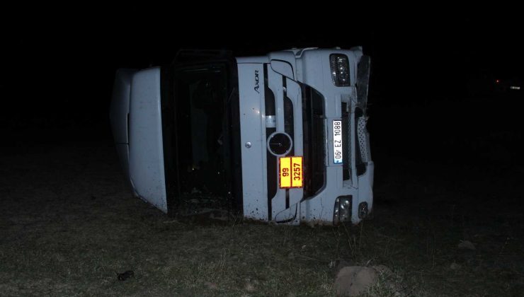 Muradiye’de  tır tarlaya uçtu