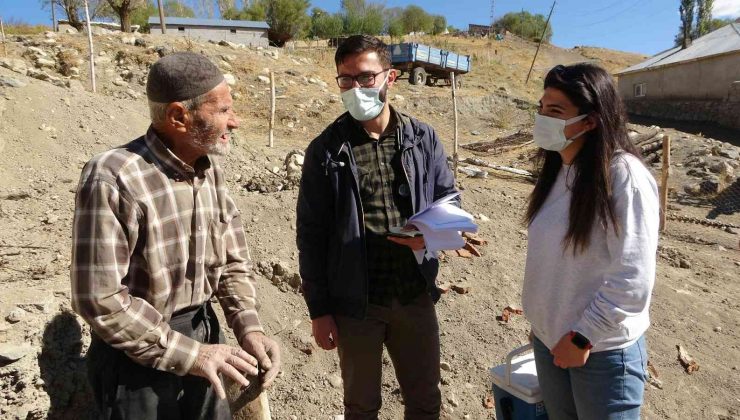 Muş’ta sağlıkçılar vatandaşlara aşı hizmeti ulaştırmak için kapı kapı geziyor