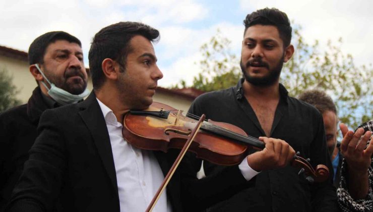 Müzisyenlerden Başkan Büyükakın’a kemanlı teşekkür