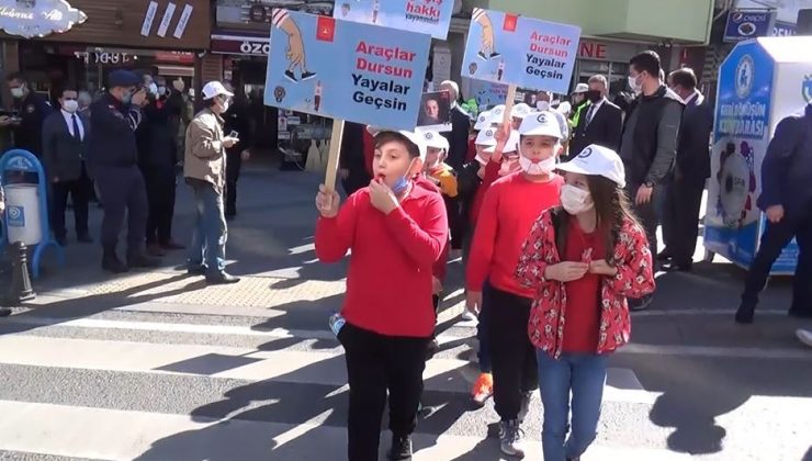 Öğrenciler düdükle yaya önceliğine dikkat çektiler
