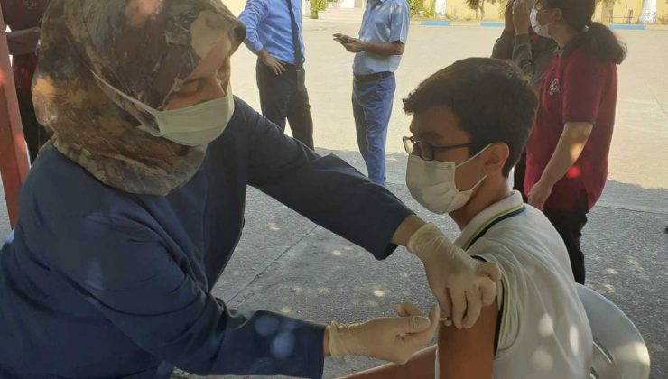 Okullarda aşı yapılan öğrenciler 15 dakika sonra derse katılabiliyor