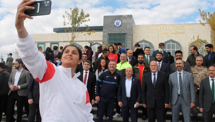 Olimpiyat şampiyonu Busenaz Sürmeneli’nin ismi öğrencisi olduğu üniversitenin spor salonuna verildi