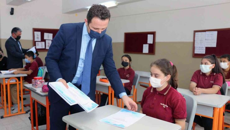 Ortaokul öğrencilerine LGS soru fasikülleri dağıtılıyor