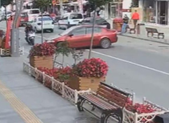 Otomobil ile motosikletin çarpışma anı güvenlik kameralarında
