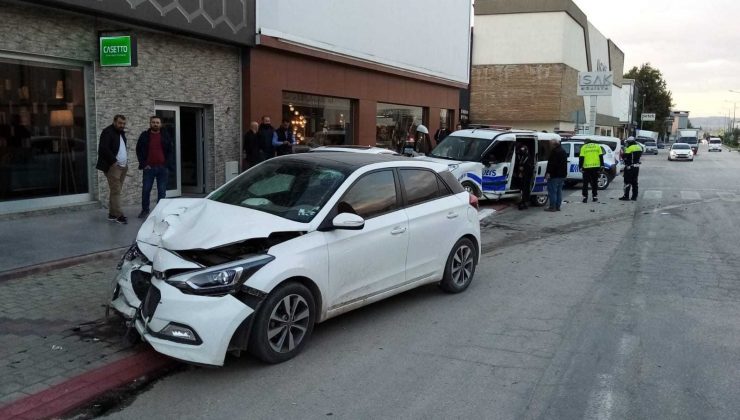 Otomobil ile polis otosu çarpıştı: 2’si polis 3 yaralı