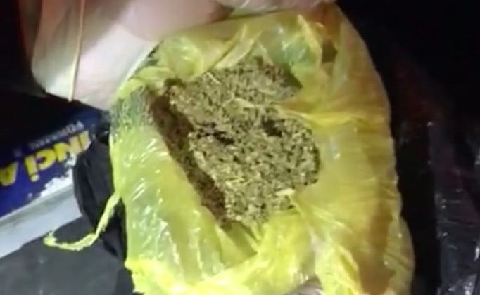 Otomobilin motor bölümünde sakladıkları uyuşturucu ile yakalandılar