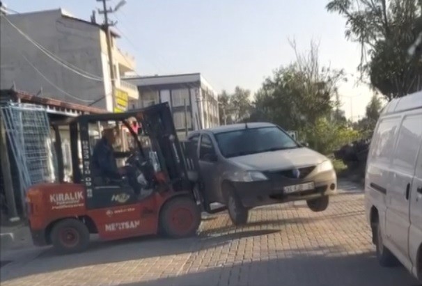 Otomobilin yolu kapatmasına kızdı, forkliftle kaldırıp kenara bıraktı