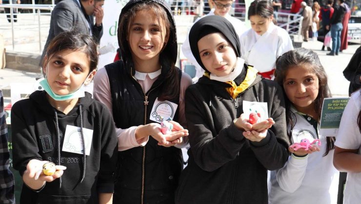 Oyun hamurundan hayvan figürleri yapıp hayvanlar için mama topladılar