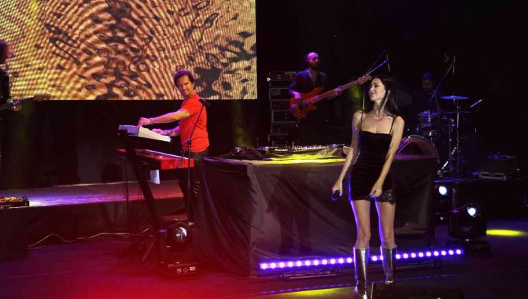 Ozan Doğulu ve Hera, Bodrum Kalesi’nde sahne aldı