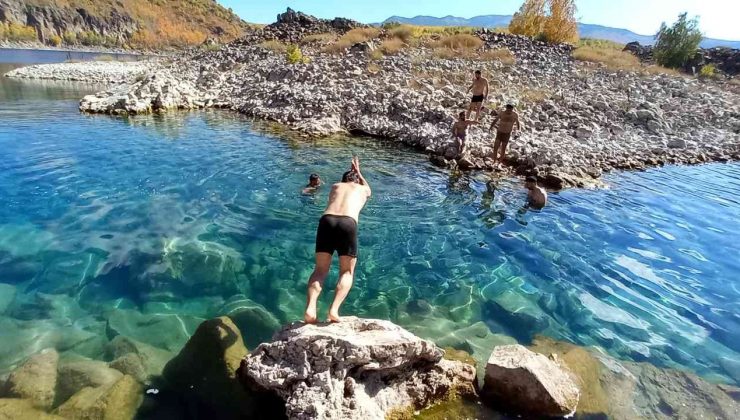 (Özel) 2 bin 250 rakımda soğuk havaya inat yüzme keyfi