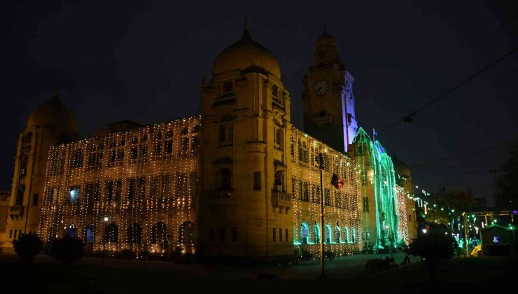 Pakistan’da Mevlid Kandili için sokaklar ve binalar ışıklandırıldı