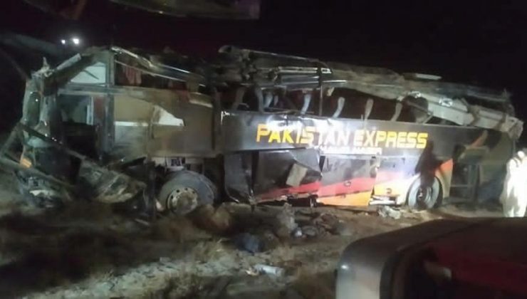 Pakistan’da yolcu otobüsü üst geçitten düştü: 7 ölü, 28 yaralı