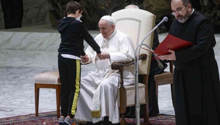 Papa Francis’e 10 yaşındaki çocuktan sevgi gösterisi