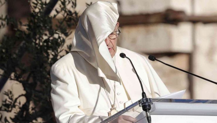 Papa’nın rüzgara karşı zor anları