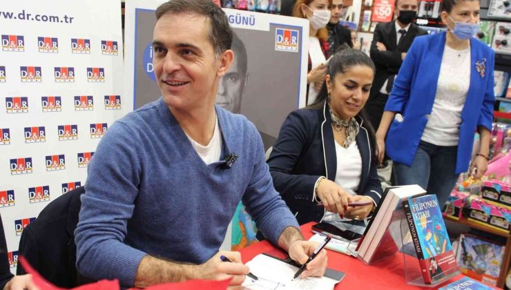 Pedro Alonso Akasya AVM’de okuyucularıyla bir araya geldi