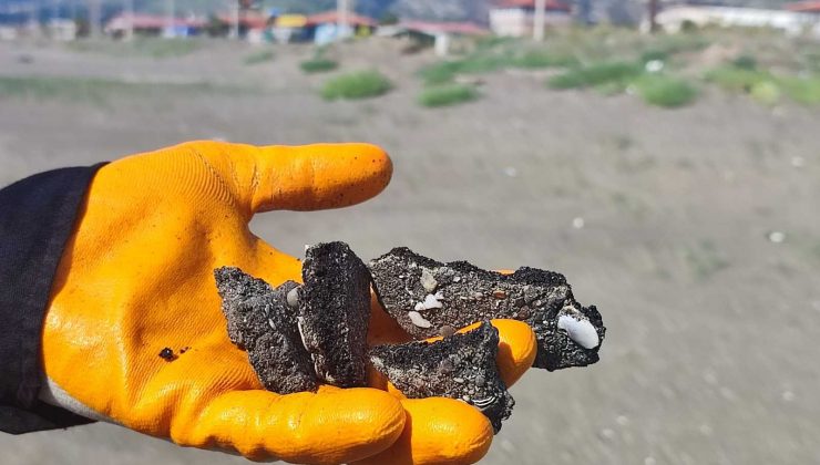 Petrol atıkları kumsalda yoğunluk oluşturdu
