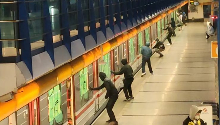 Prag metrosuna sprey boyalı saldırı