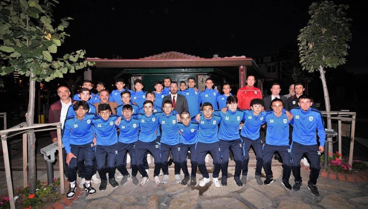 Pursaklar Belediye Başkanı Çetin, U18 takımı ile buluştu