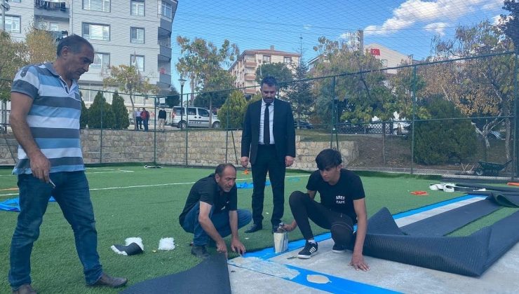 Pursaklar’da halı sahalar yenileniyor