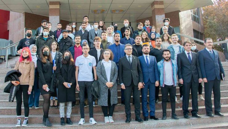 Rektör Aksoy, öğrenci toplulukları ile buluştu