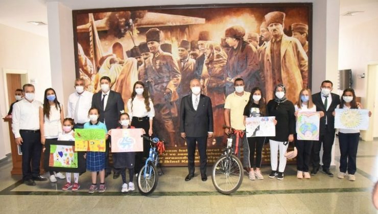 Resim yarışmasında dereceye giren öğrencilere ödülleri verildi