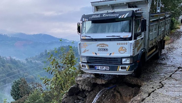 Rize’de toprak kayması nedeniyle kamyonet yuvarlanmaktan sona anda kurtuldu