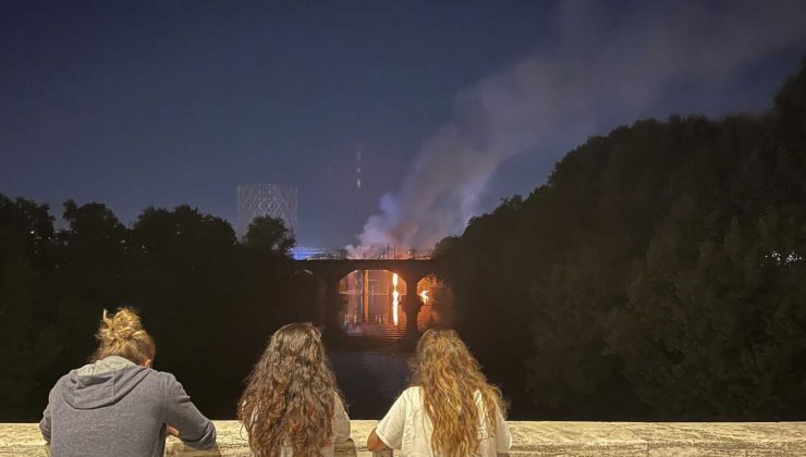 Roma’daki tarihi köprü yangında hasar gördü