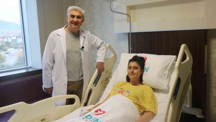 Safra kesesi ameliyatından çıkan yüzlerce taşla Tekden yazdı