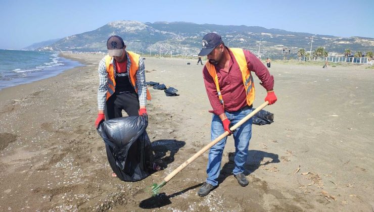 Samandağ sahilinde petrol atıkları ortaya çıktı