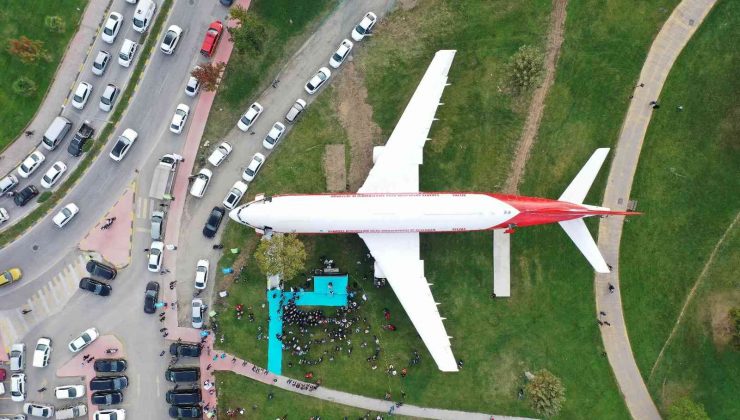 Şehrin göbeğindeki dev uçağı gören dönüp bir daha bakıyor