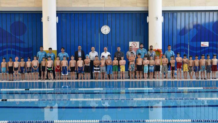 Selçuklu’da üçüncü sınıf öğrenciler yüzme öğreniyor