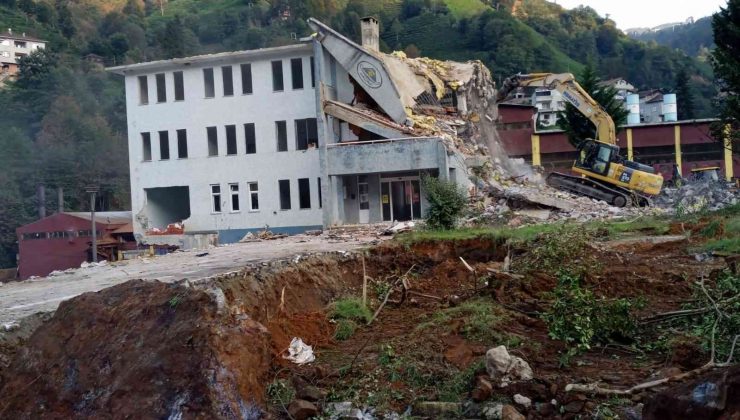 Selden zarar gören Büyükköy beldesinde belediye binasının yıkımına başlandı