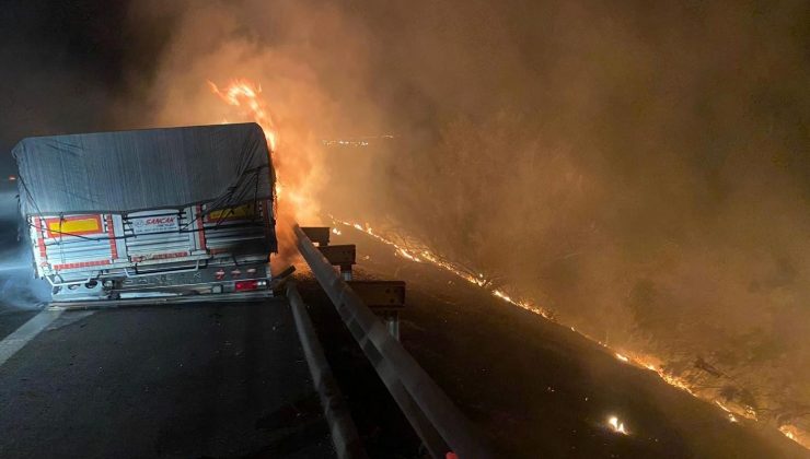 Seyir halindeki tırın dorsesi yandı, alevler makilik alana sıçradı