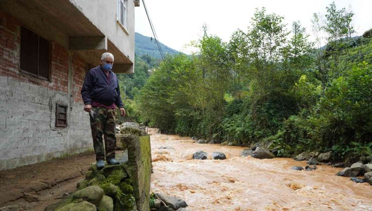 Şiddetli yağışlarda tek sığınakları evlerinin karşısındaki cami