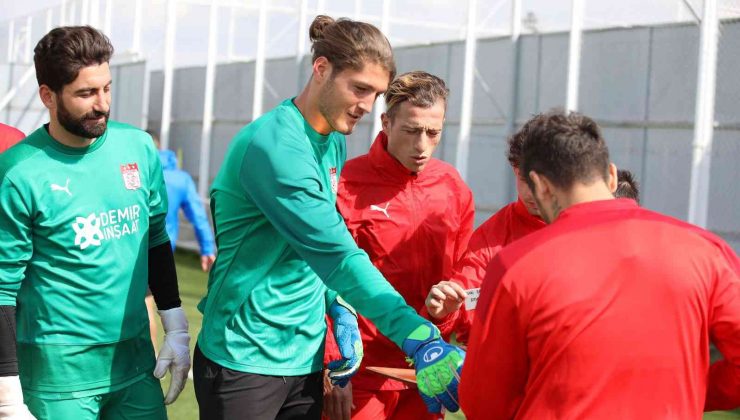 Sivasspor’da kaleci Emre Satılmış’a sürpriz doğum günü kutlaması