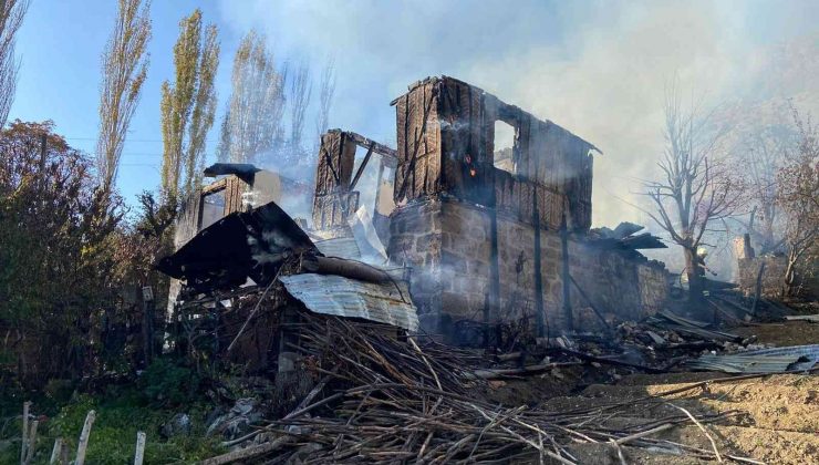 Suluova’da iki katlı ahşap ev yangında küle döndü