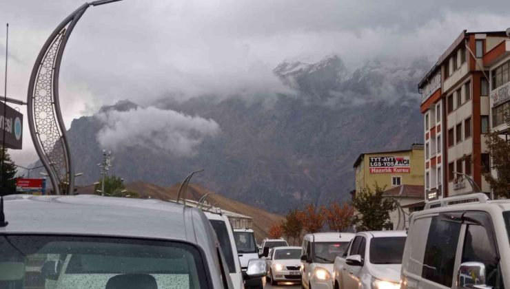 Sümbül Dağı’na mevsimin ilk karı yağdı