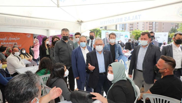 Talas Belediyesi’nden kayıt heyecanı yaşayan öğrencilere özel karşılama